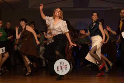 Passi frenetici, musica swing e tanta allegria: a Bari 250 persone ballano ovunque il "lindy hop"